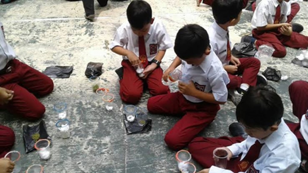 Image result for anak sd sedang praktikum"