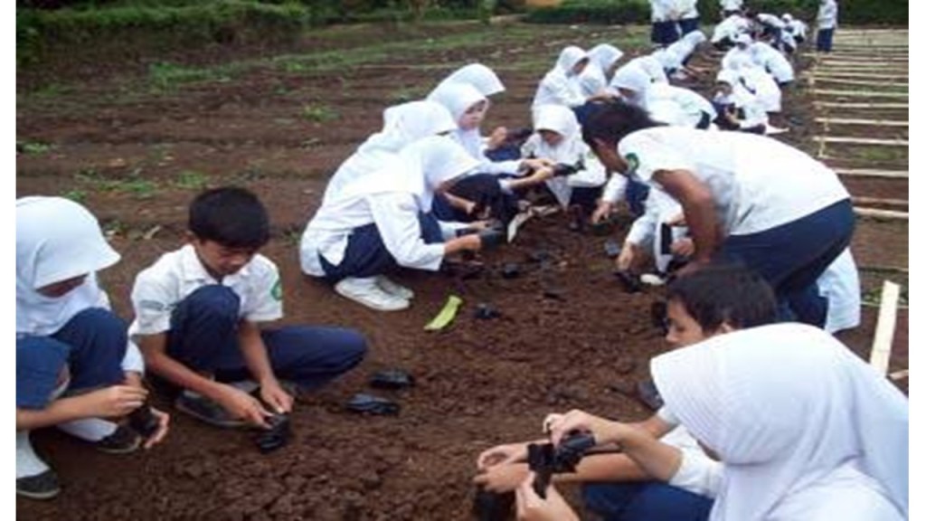 Hasil gambar untuk guru smp sedang membimbing siswa praktikum"